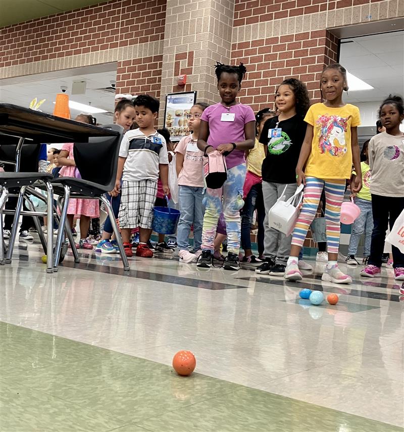 photo of many kindergartners about to start hunting eggs