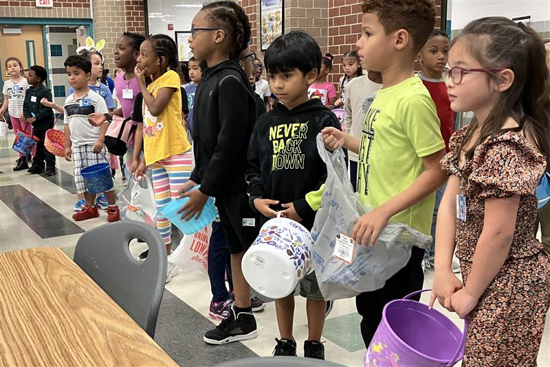 photo of many kindergartners about to start hunting eggs